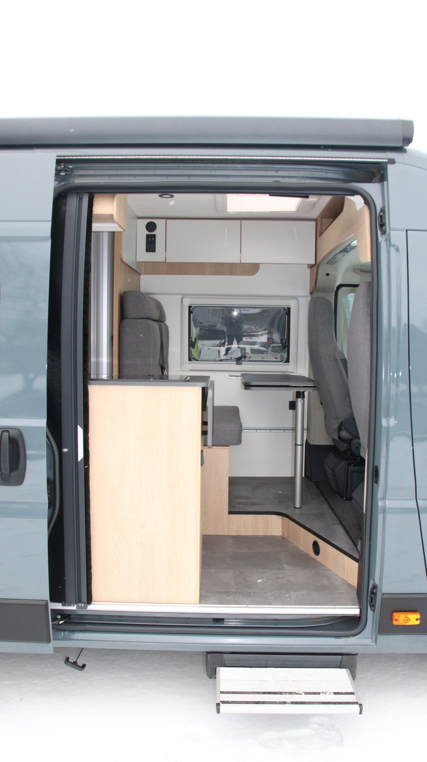 Tür mit elektrischer Trittstufe