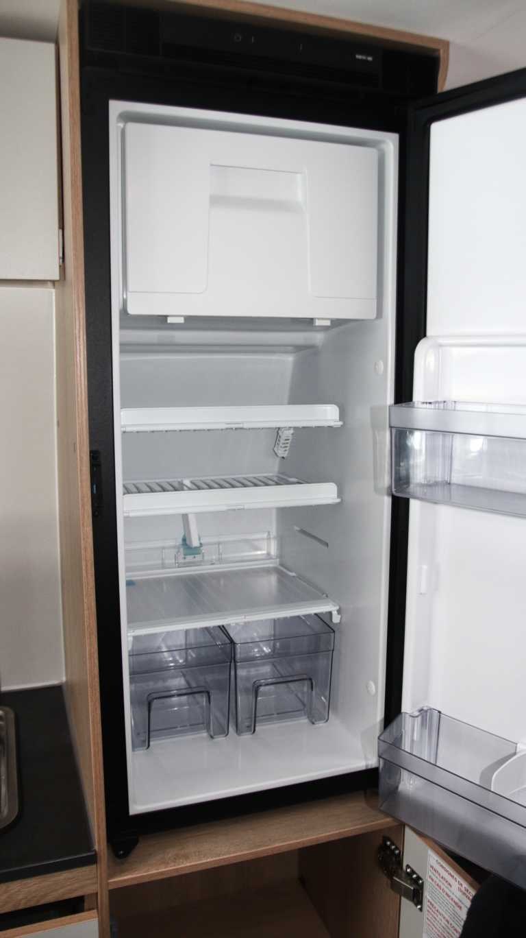 geräumiger Kühlschrank mit Gefrierfach